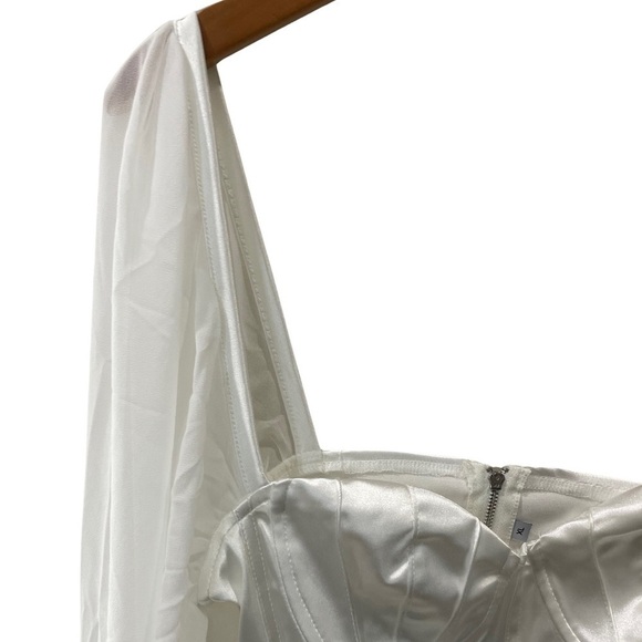 White costume dress, satin bodice and billowy sleeves. Cut out in the back. XL - Picture 4 of 6